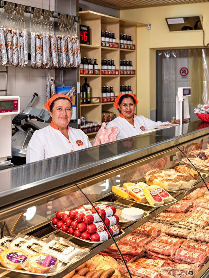 Estante bien surtido con salame ahumado y productos Soler