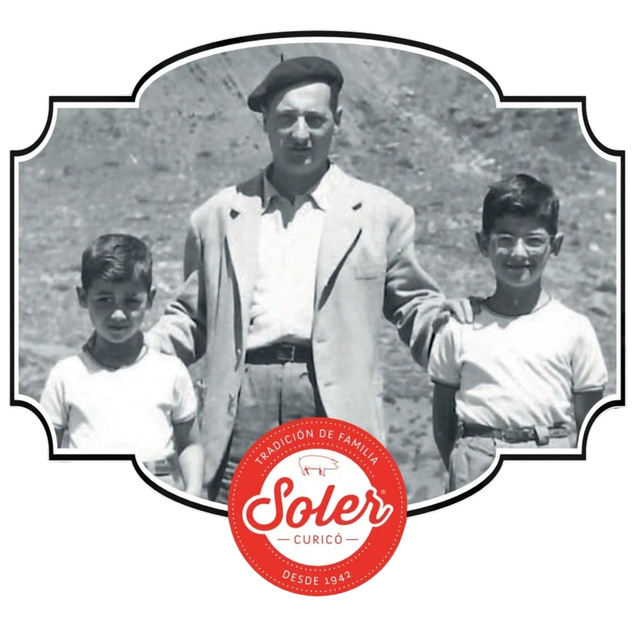 Fotografía histórica de la familia Soler, con el sello Tradición de Familia desde 1942